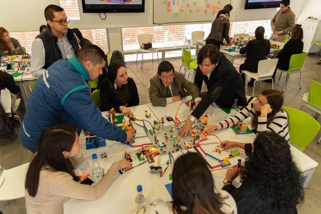 Equipo construyendo una solución durante una experiencia GoTraining
